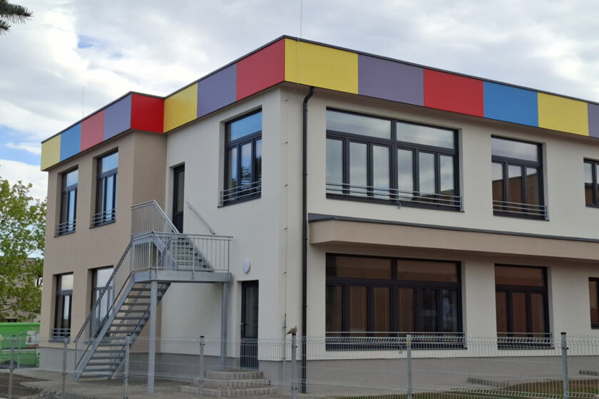 Farebné fasádne dosky na modernej školskej budove