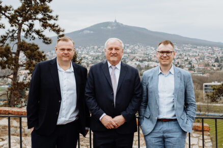 2 generácie, ktoré stoja za úspechom značky DYNAMIK. Zakladateľ firmy Vladimír Vikor st. (v strede) a synovia Dušan Vikor (vľavo) a Vladimír Vikor ml. (vpravo)
