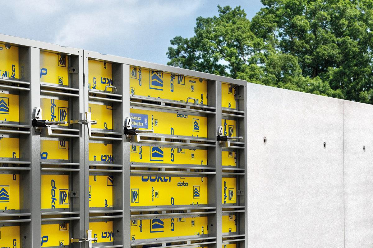 Nové produkty, ako je debniaca doska Xlife top, integrujú recyklované materiály a sú navrhnuté na viacnásobné opakované použitie na stavbách. Doka Xlife top keyviusal 1200x800