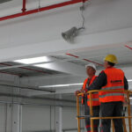 Technici realizujú elektroinštalácie a servis technológií v priemyselnom objekte s dôrazom na bezpečnú a stabilnú prevádzku.