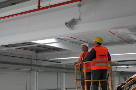 Technici realizujú elektroinštalácie a servis technológií v priemyselnom objekte s dôrazom na bezpečnú a stabilnú prevádzku.