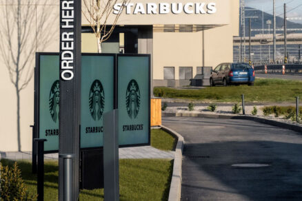Obslužný jazdný pruh Drive Thru pri novej kaviarni v Žiline
