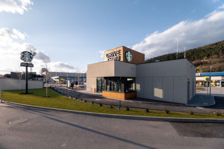 Prevádzka Starbucks Drive Thru s moderným fasádnym a preskleným systémom