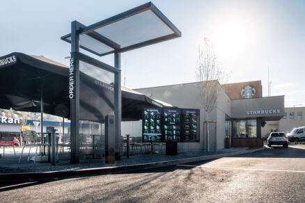 Detail vstupu do Starbucks Drive Thru v Žiline