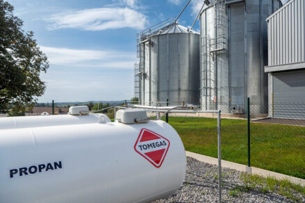 Propánový zásobník zabezpečuje vykurovanie a energetické zásobovanie pre priemyselné a poľnohospodárske prevádzky.