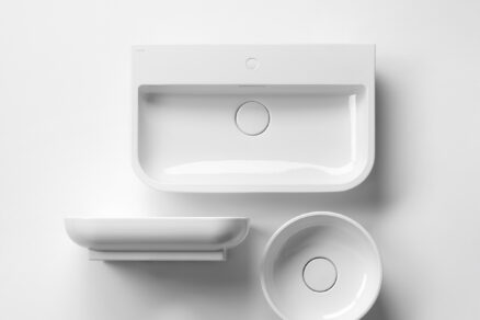 Minimalistická sanitárna keramika s čistými geometrickými tvarmi