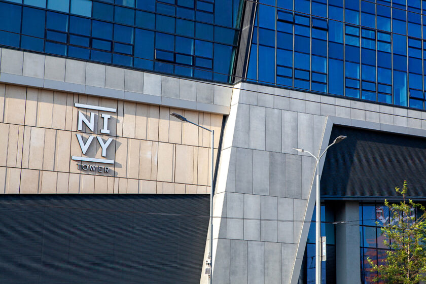 Nivy Tower s fasádou z GRC panelov z bieleho cementu