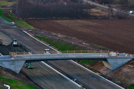 Obr. 2 Pohľad na most SO 221 nad D6 Lubenec – obchvat (SO 3-101) po odskružení
