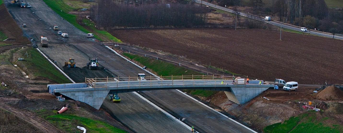 Obr. 2 Pohľad na most SO 221 nad D6 Lubenec – obchvat (SO 3-101) po odskružení Obr. 2 Pohľad na most SO 221 nad D6 Lubenec – obchvat (SO 3-101) po odskružení