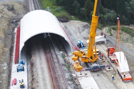 Obr. 4 Montáž prefabrikovaných dielcov žeriavom s nosnosťou 500 t