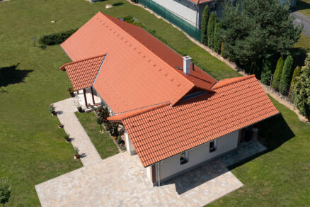 Bungalov s červenou betónovou strešnou krytinou a valbovou strechou