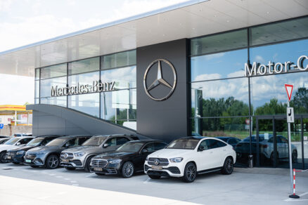 Moderná presklená fasáda autosalónu Mercedes-Benz v Nitre s hliníkovými systémami.