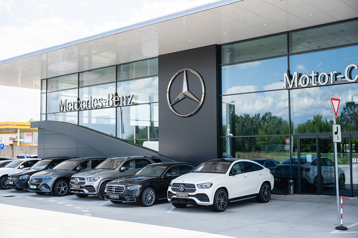 Moderná presklená fasáda autosalónu Mercedes-Benz v Nitre s hliníkovými systémami.