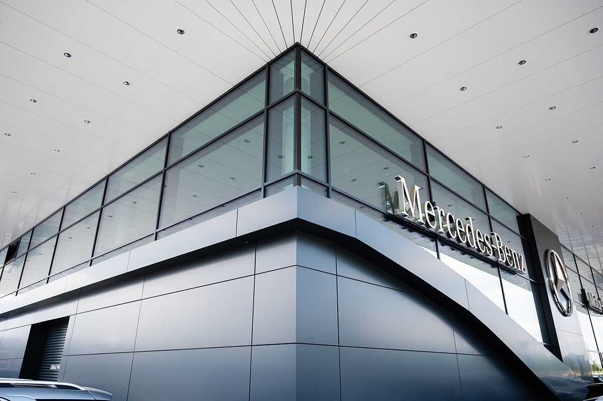 Rohové riešenie hliníkovej fasády showroomu Mercedes-Benz s veľkoformátovým zasklením.