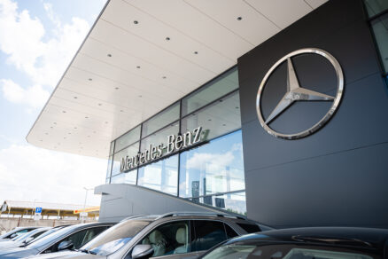 Presklená fasáda showroomu Mercedes-Benz v Nitre s hliníkovými profilmi a veľkoformátovým sklom.