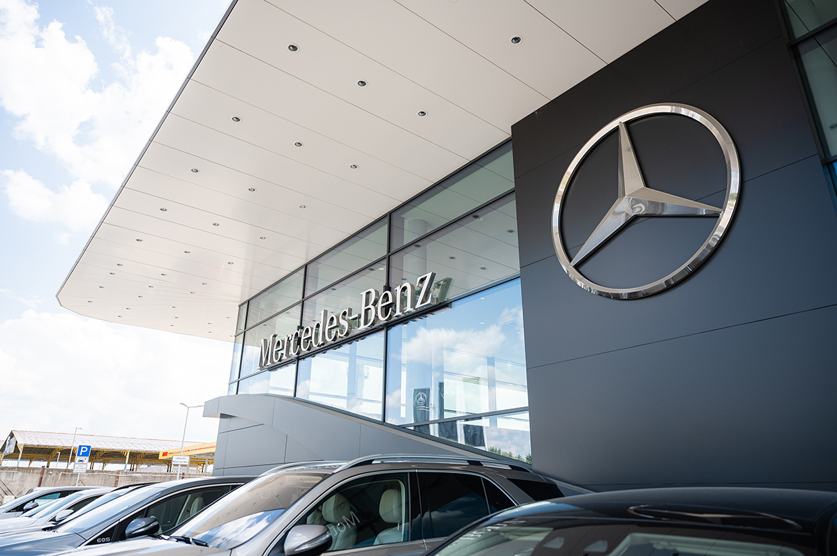 Presklená fasáda showroomu Mercedes-Benz v Nitre s hliníkovými profilmi a veľkoformátovým sklom.