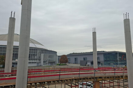 Detail skrutkových spojov stĺpov v jihlavskej aréne