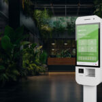 Digitálna recepcia s dotykovým kioskom pre automatizáciu vstupov v administratívnej budove alebo logistickom areáli.