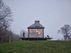 Kompaktná architektúra uprostred viníc. Víkendové bývanie Cabin Devín funguje ako sebestačná chata