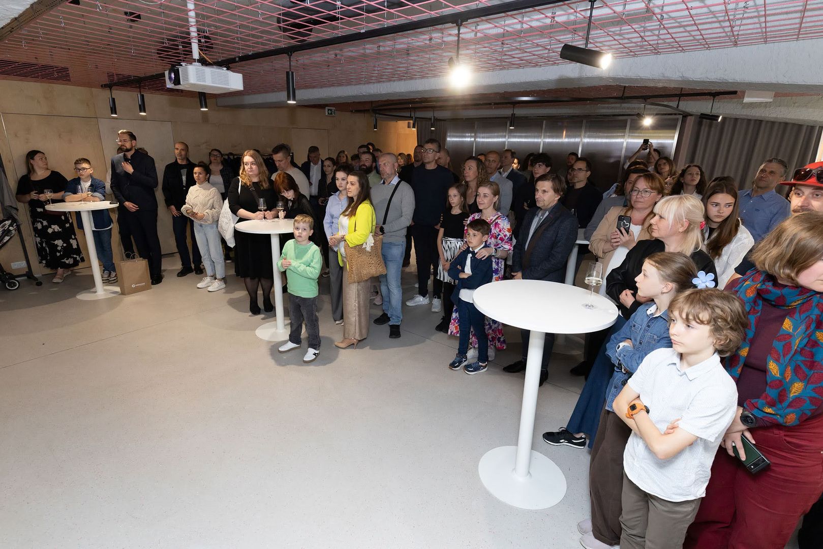Slávnostná vernisáž sa konala 15. mája v príjemných priestoroch platformy TU-BA v Bratislave, kde následne výstava zostala prístupná verejnosti.