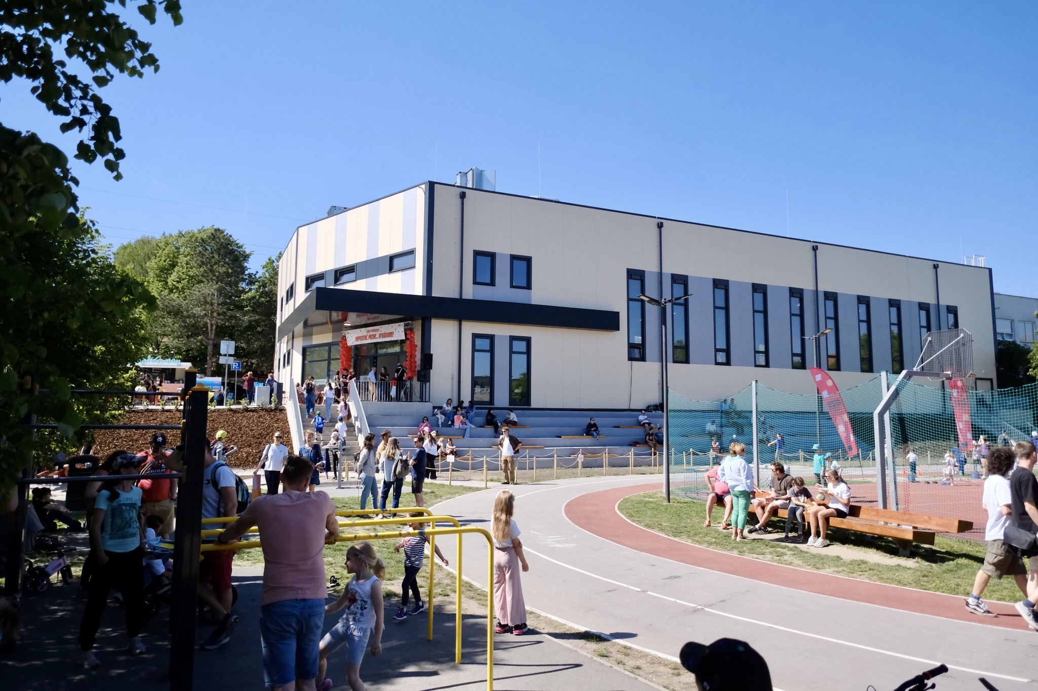 Projekt novostavby športovej haly bol súčasťou Programu komplexnej obnovy ZUŠ a CVČ.