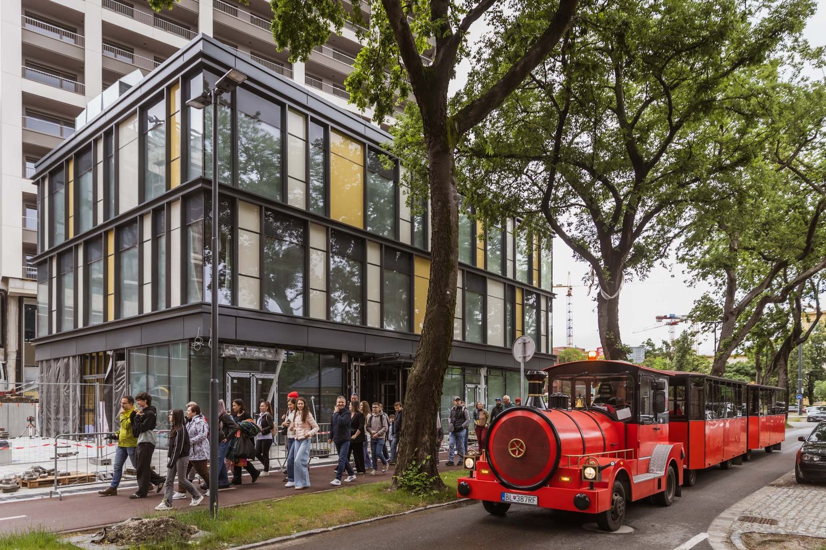 Na druhý deň nasledovala prehliadka architektonických diel Bratislavy, počas ktorej si deti mohli pozrieť zaujímavé príklady modernej aj historickej architektúry priamo v uliciach mesta.