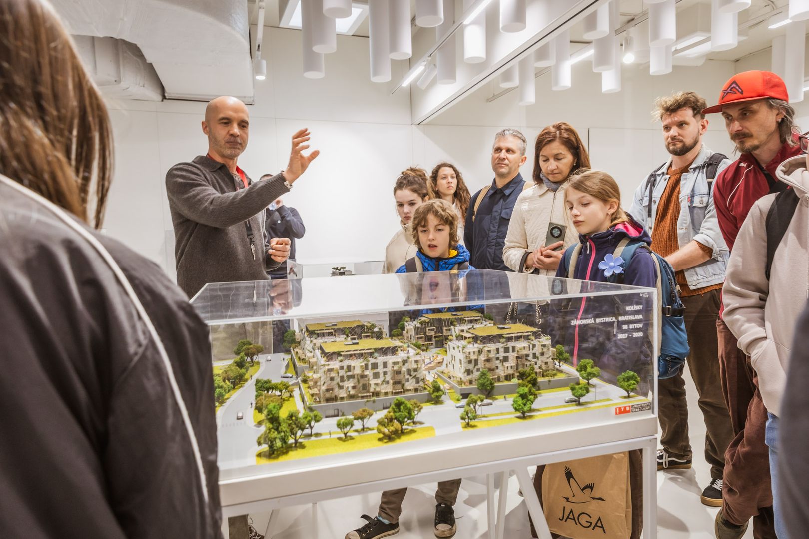 Na druhý deň nasledovala prehliadka architektonických diel Bratislavy, počas ktorej si deti mohli pozrieť zaujímavé príklady modernej aj historickej architektúry priamo v uliciach mesta.