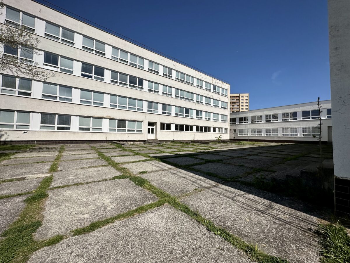 Zrevitalizovaný areál bude počas vyučovania slúžiť žiakom a pedagógom, po jeho skončení bude sprístupnený širokej verejnosti. 
