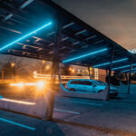 Solárny carport s integrovaným LED osvetlením vytvára bezpečné a energeticky efektívne parkovanie aj počas večerných hodín.
