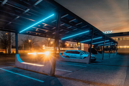 Solárny carport s integrovaným LED osvetlením vytvára bezpečné a energeticky efektívne parkovanie aj počas večerných hodín.