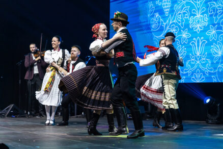 Program galavečera spestrilo tanečné vystúpenie folklórneho súboru Kumšt.