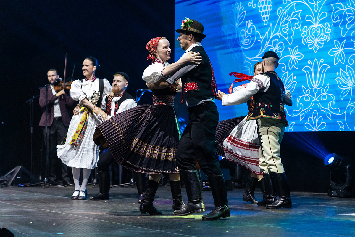 Program galavečera spestrilo tanečné vystúpenie folklórneho súboru Kumšt. Program galavečera spestrilo tanečné vystúpenie folklórneho súboru Kumšt.