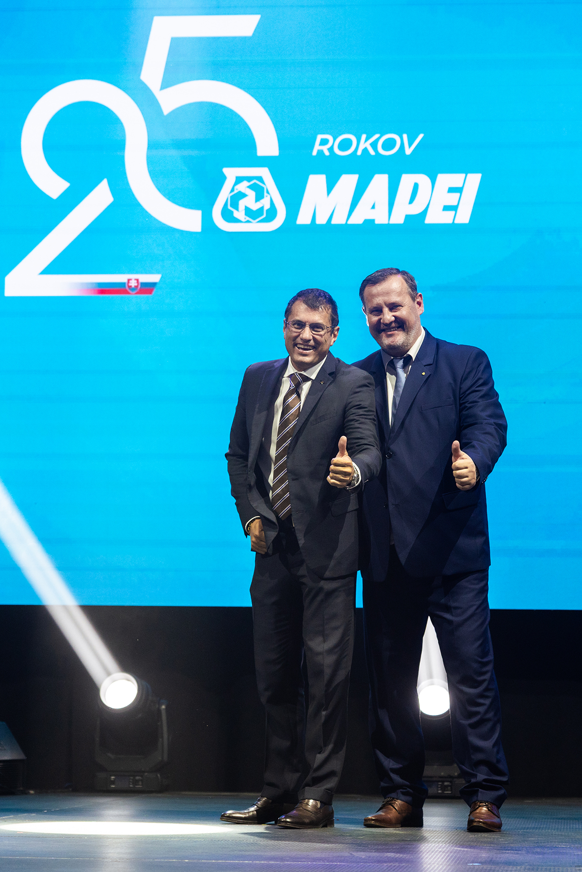 Marco Squinzi, vnuk zakladateľa spoločnosti a generálny riaditeľ skupiny MAPEI, spolu s Miroslavom Jaškom, generálnym riaditeľom Mapei Slovensko. Marco Squinzi, vnuk zakladateľa spoločnosti a generálny riaditeľ skupiny MAPEI, spolu s Miroslavom Jaškom, generálnym riaditeľom Mapei Slovensko.