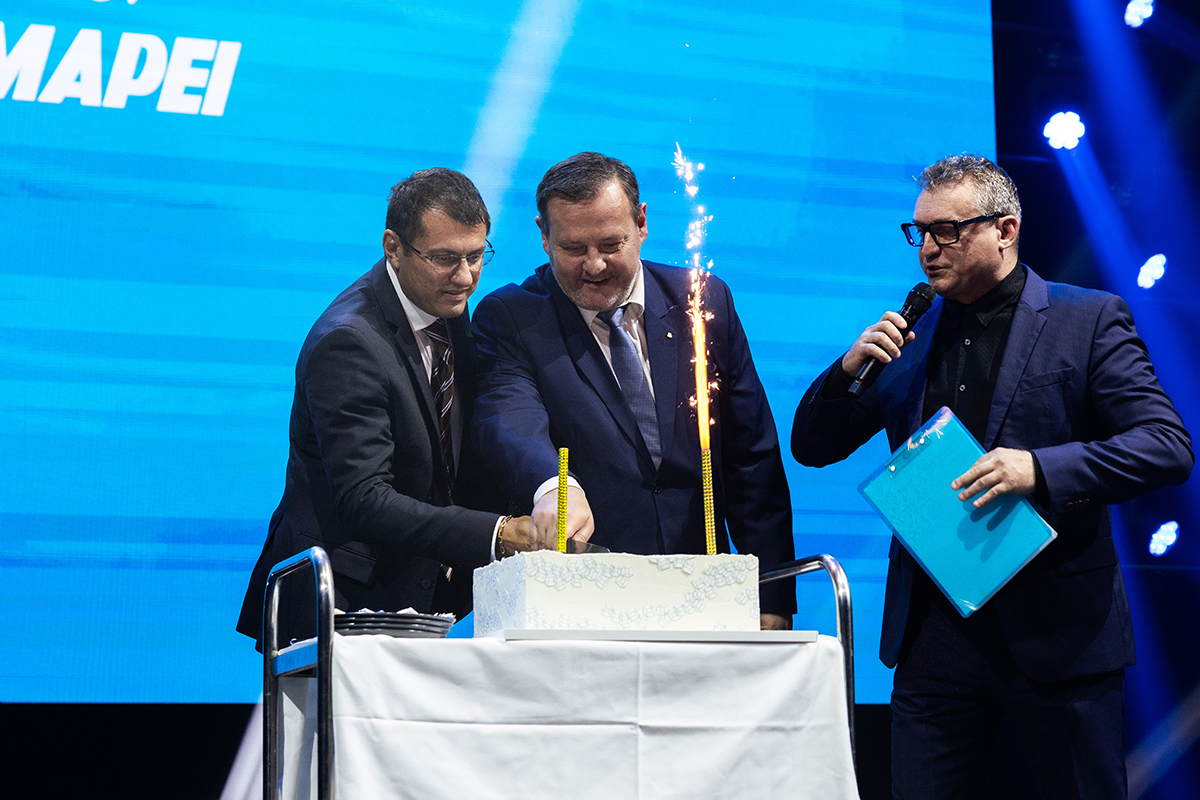 Symbolické krájanie narodeninovej torty Symbolické krájanie narodeninovej torty