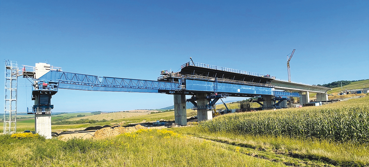 Obr. 4 Nasadenie spodnej výsuvnej skruže systému STRUKTURAS na pravom moste SO 201-00 Obr. 4 Nasadenie spodnej výsuvnej skruže systému STRUKTURAS na pravom moste SO 201-00