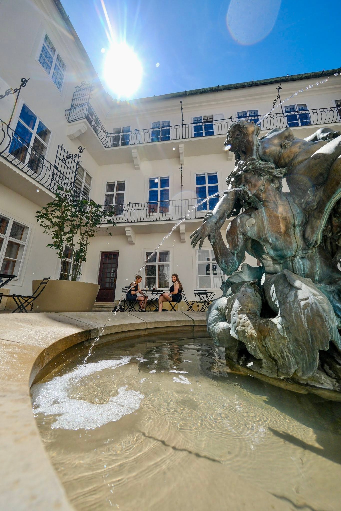 Zrekonštruované nádvorie Mirbachovho paláca, Bratislava - Staré Mesto