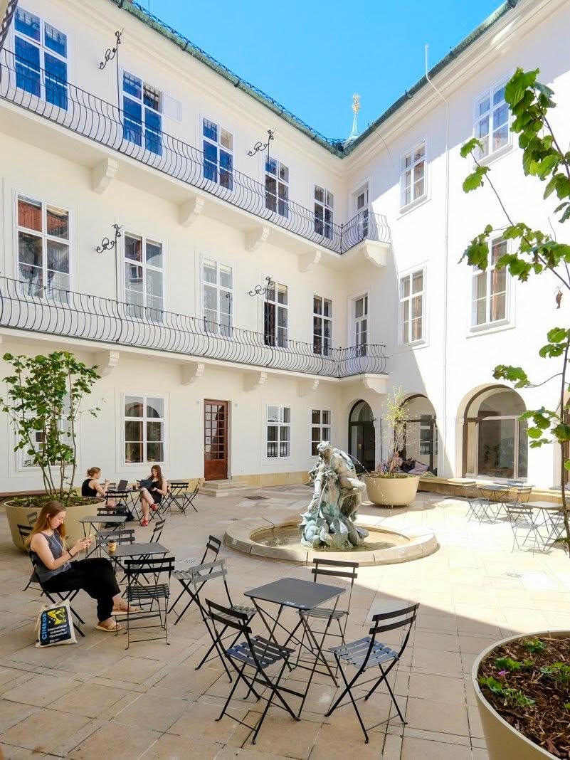Zrekonštruované nádvorie Mirbachovho paláca, Bratislava - Staré Mesto