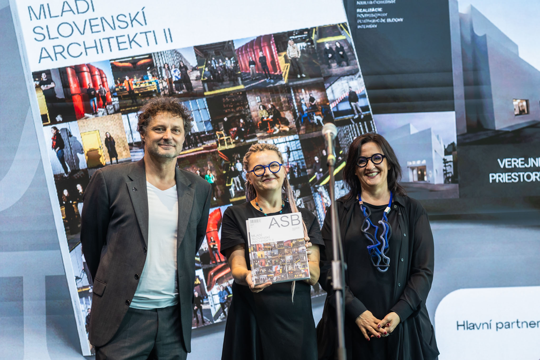 Na záver oficiálnej časti prišlo špeciálne prekvapenie – krst najnovšieho ASB špeciálu Mladí slovenskí architekti II, ktorý zostavila a pripravila architektka Broňa Tarnócy. 