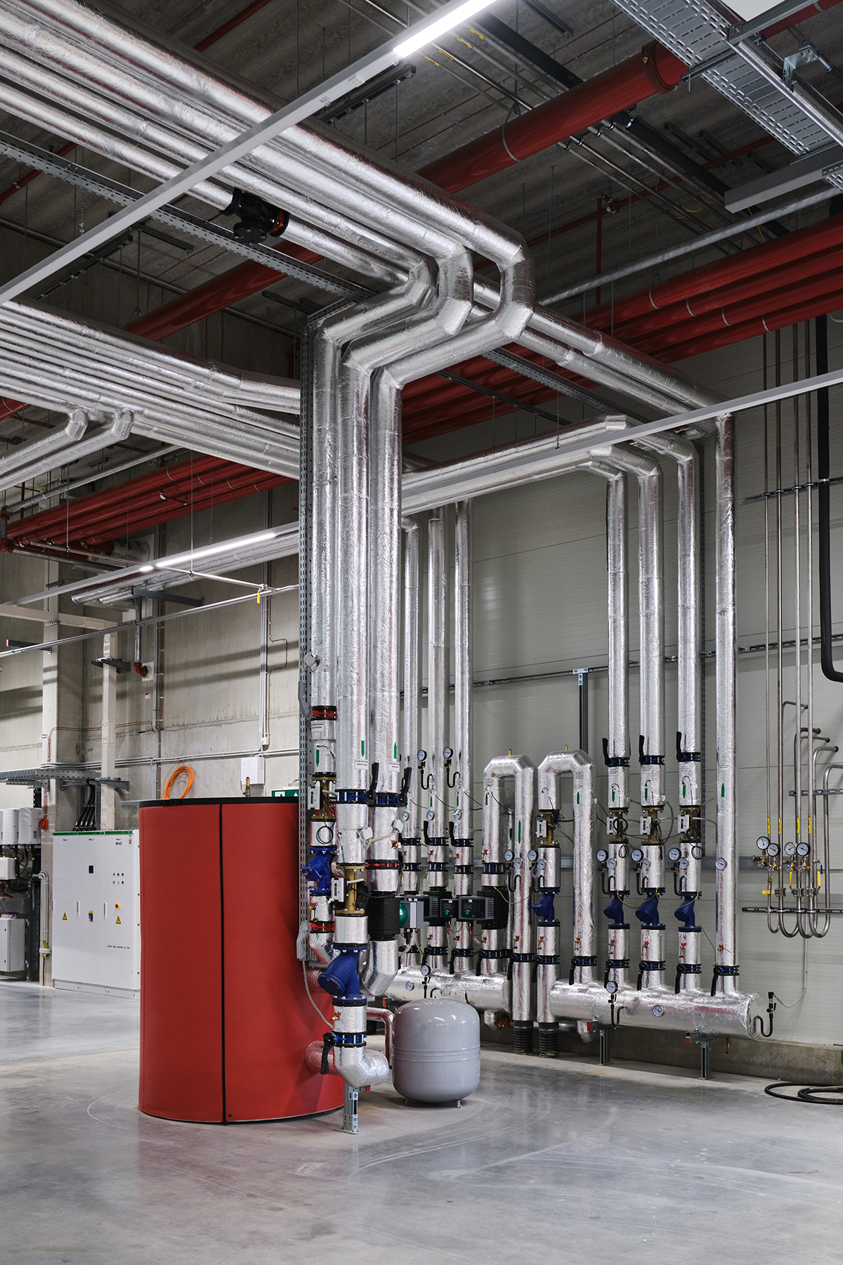 HOVAL, Istebné Technologické rozvody vykurovania a energetických systémov v priemyselnom objekte s dôrazom na efektívnu distribúciu tepla.
