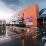 Exteriér nového obchodného centra Hornbach v Trnave po dokončení výstavby
