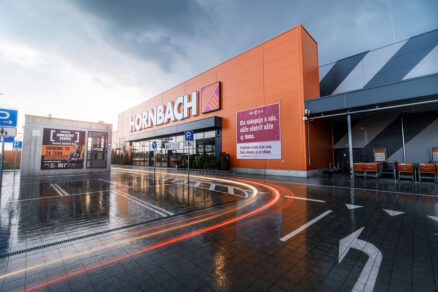 Exteriér nového obchodného centra Hornbach v Trnave po dokončení výstavby