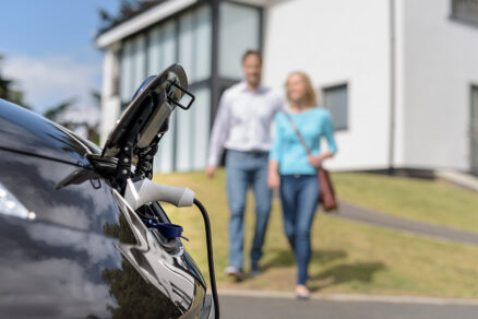 Domáca nabíjacia stanica pre elektromobily prináša pohodlné nabíjanie priamo pri rodinnom dome a podporuje každodenné využívanie elektromobility.