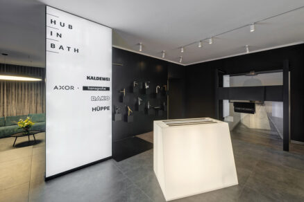 vstupná časť showroomu HUB IN BATH s prezentáciou kúpeľňových batérií a sanitárnych značiek