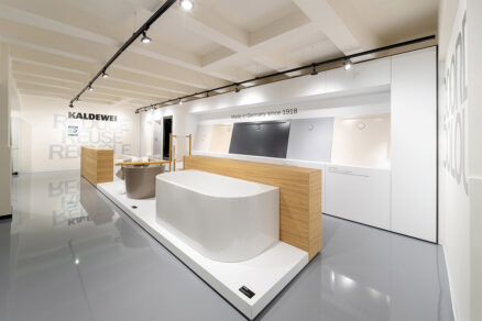 interiér showroomu HUB IN BATH s vystavenými vaňami a vzorkami kúpeľňových povrchov