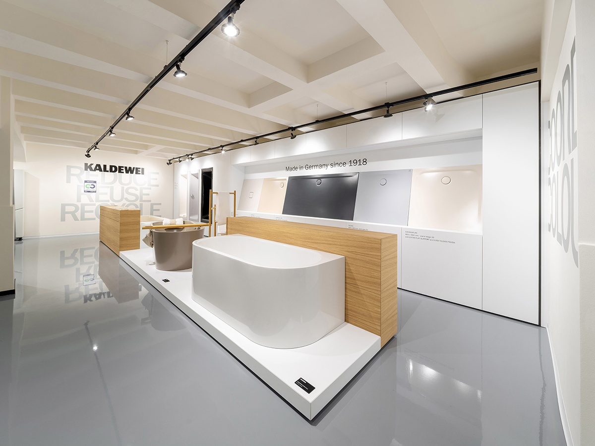 interiér showroomu HUB IN BATH s vystavenými vaňami a vzorkami kúpeľňových povrchov