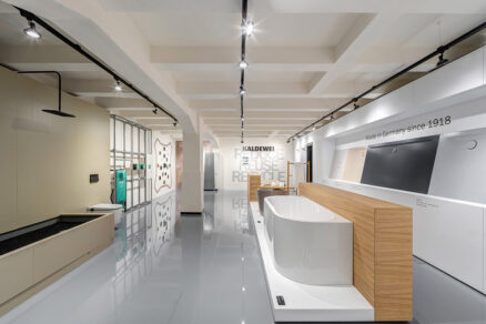 showroom HUB IN BATH s expozíciou vaní, sprchového kúta a kúpeľňových riešení