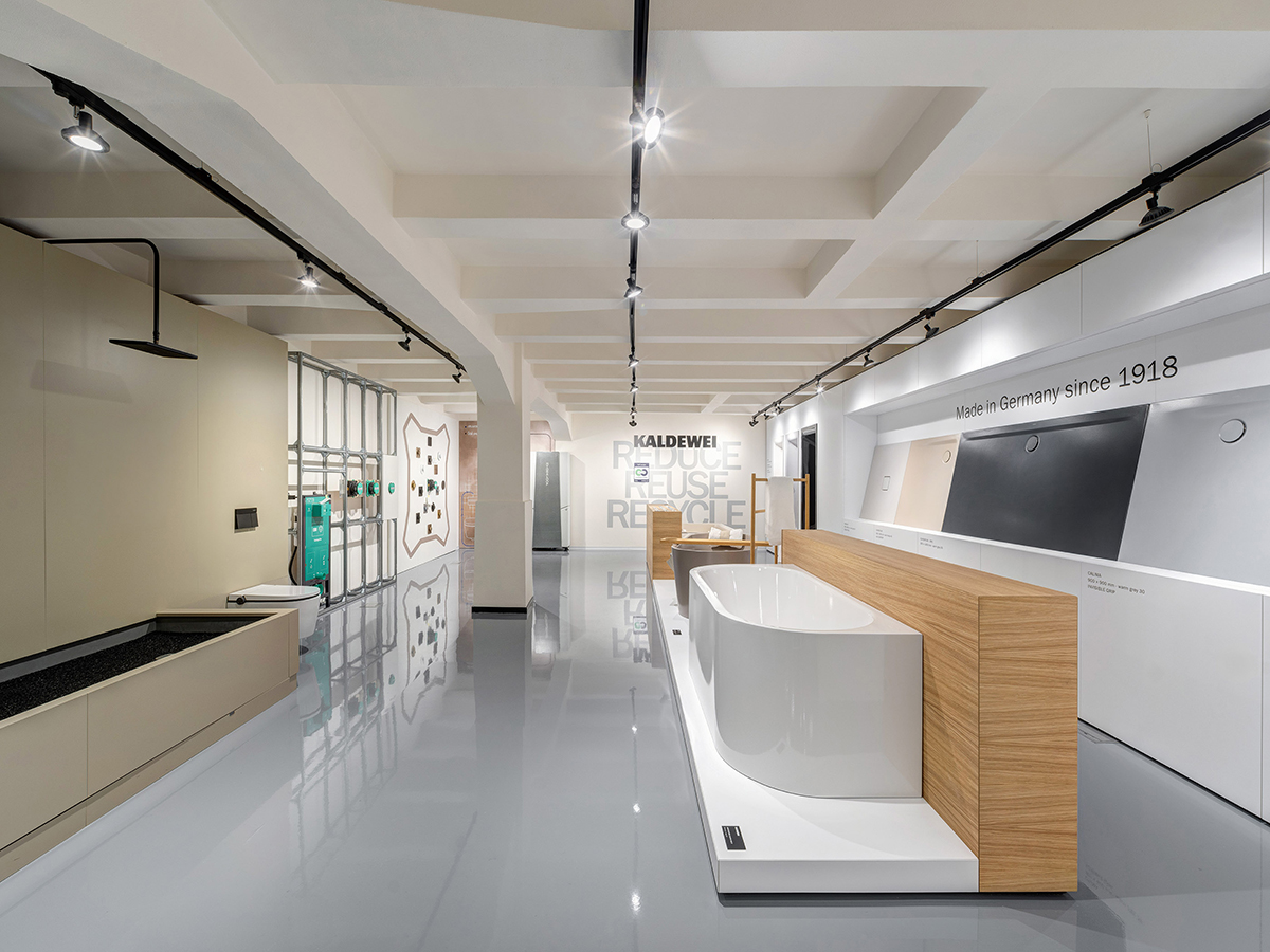 showroom HUB IN BATH s expozíciou vaní, sprchového kúta a kúpeľňových riešení