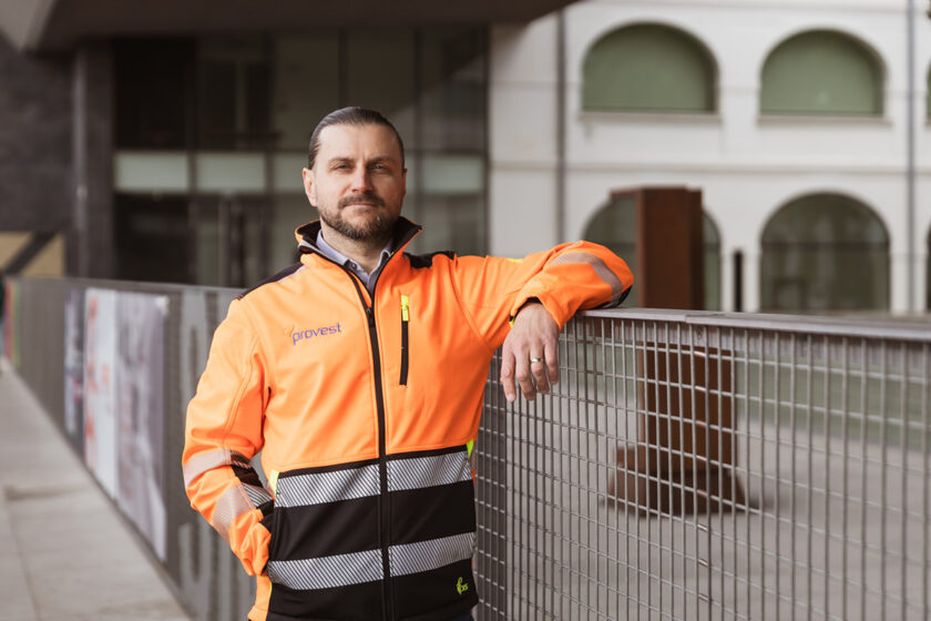 Marek Žuffa, konateľ rodinnej firmy pôsobiacej v oblasti technických zariadení budov, počas rozhovoru o technologických riešeniach a riadení projektov.