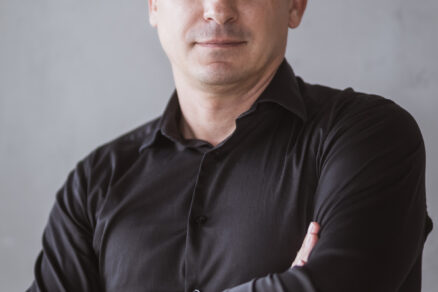 Tomáš Válek (42) Vyštudoval manažment kvality na Fakulte mechatroniky. V roku 2005 spoluzaložil maklérsku spoločnosť. Od roku 2008 je aj spoluzakladateľom firmy Rezidencie Vinohrady, dnes GRANDIAN.