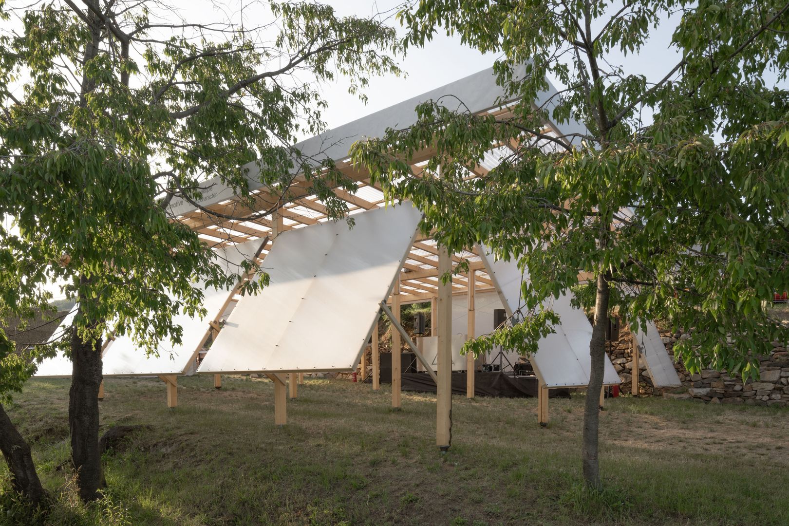 Architektonické riešenie festivalu nepracuje len s funkciou priestoru, ale aj s emóciou, symetriou, gradáciou a momentmi prekvapenia, ktoré formujú celkový zážitok návštevníkov.